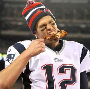 Tom Brady banchetta con il tacchino dopo aver sbranato i Jets