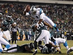 Cam Newton mentre segna il TD del 21-15 nella vittoria dei Panthers sugli Eagles