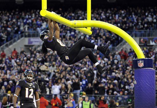 Torrey Smith celebra il suo touchdown lanciando da Joe Flacco.