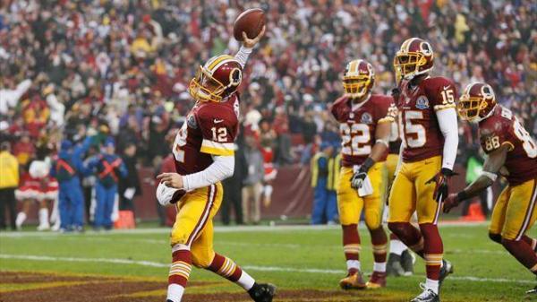 Kirk Cousins festeggia dopo la conversione che ha portato il risultato in parità.