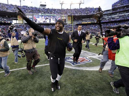 Ray Lewis si concede il suo ultimo giro di campo dopo la vittoria e ringrazia i fans.