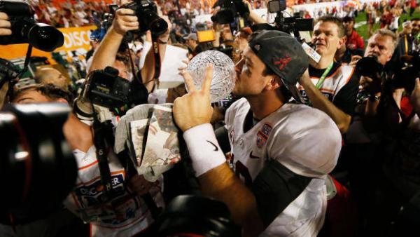 Alabama quarterback AJ McCarron celebra la vittoria del titolo NCAA