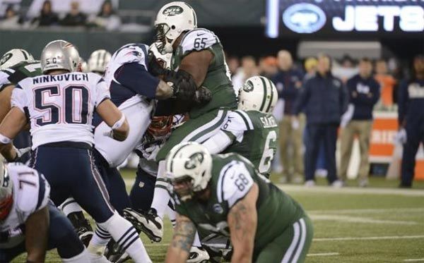 Il qb dei Jets Sanchez si schianta sul sederone del suo compagno Moore: la miglior metafora della stagione dei Jets...