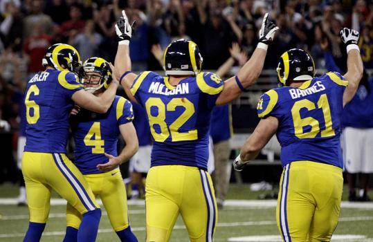 I Rams festeggiano Greg Zuerlein (#4) per il FG vincente all'overtime