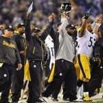 La sideline degli Steelers esulta dopo il field goal della vittoria