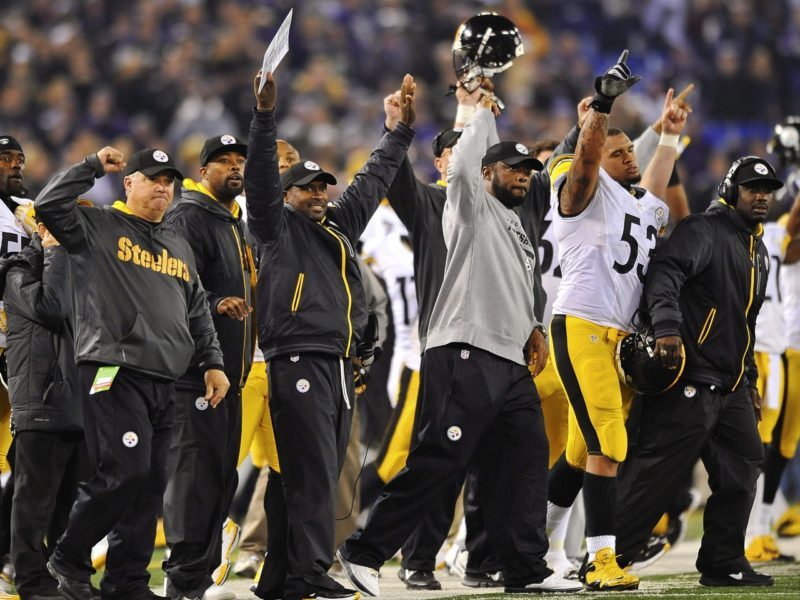 La sideline degli Steelers esulta dopo il field goal della vittoria