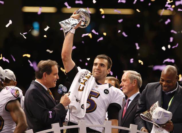 Joe Flacco alza il Vince Lombardi Trophy dopo aver vinto il Super Bowl XLVII