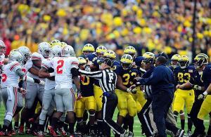 Michigan Wolverines vs Ohio State Buckeyes rissa in campo