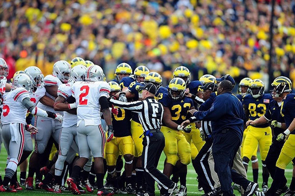 Michigan Wolverines vs Ohio State Buckeyes rissa in campo