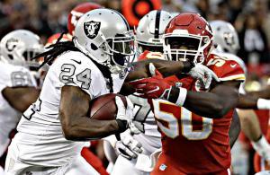 Marshawn Lynch contrastato da Justin Houston (#50) in Raiders vs Chiefs, NFL 2017