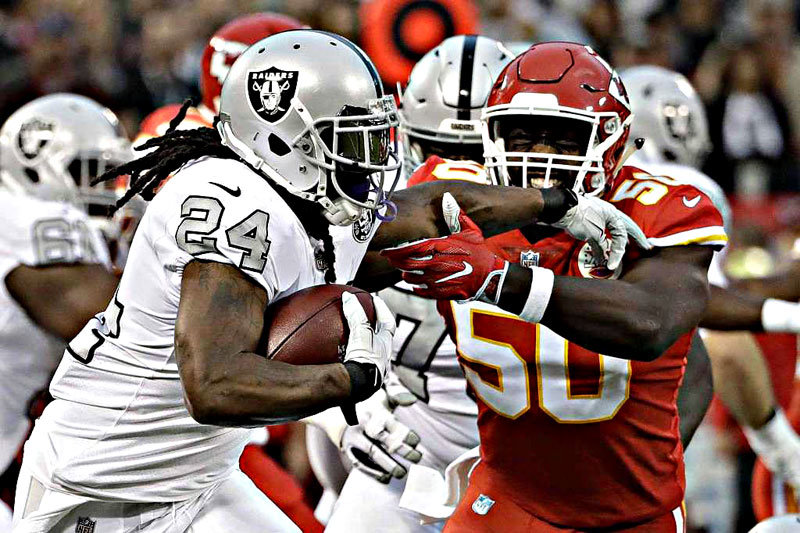 Marshawn Lynch contrastato da Justin Houston (#50) in Raiders vs Chiefs, NFL 2017