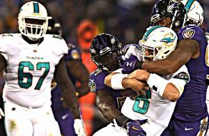 Matt Moore placcato dai difensori dei Ravens