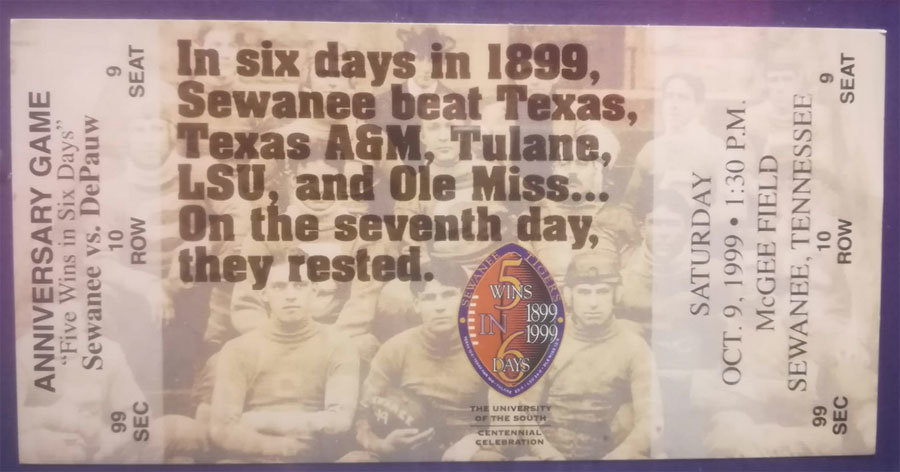 "In sei giorni, nel 1899, Sewanee sconfisse Texas, TAMU, Tulane, LSU e Ole Miss... il settimo giorni, si riposarono". È quello che dice il biglietto celebrativo del centenario dell'impresa di questo piccolo college. Credito: Sergio Scoppetta