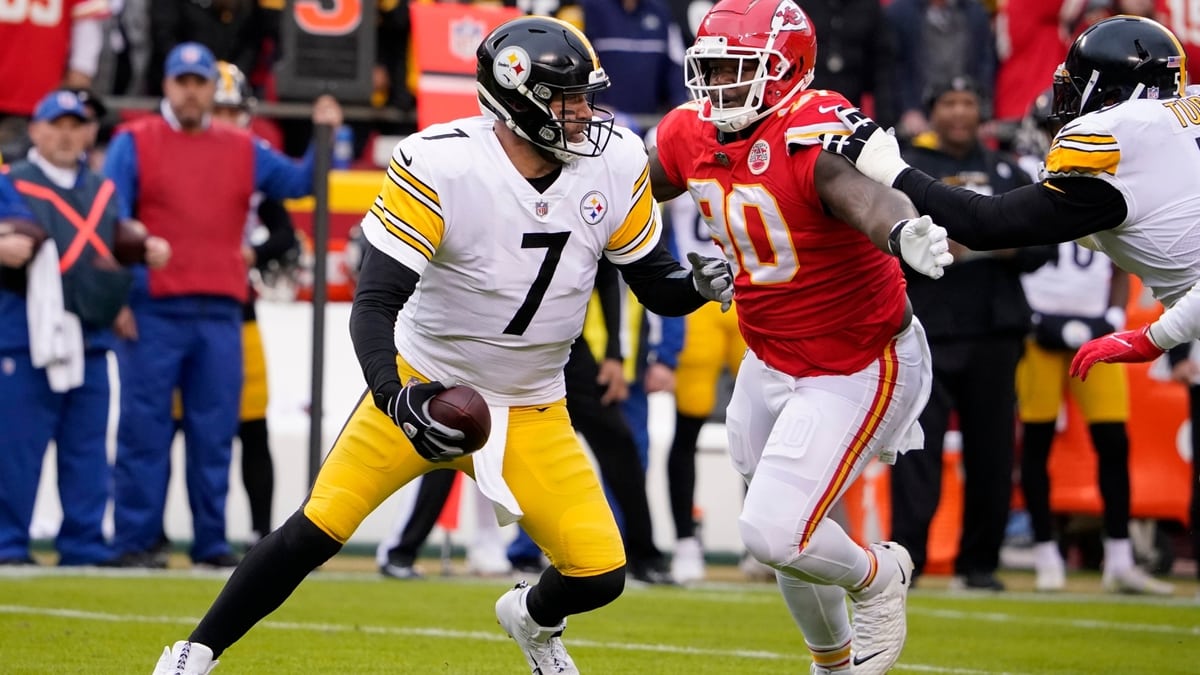 Kansas City Chiefs defensive tackle Jarran Reed (90) pressures Pittsburgh Steelers quarterback Ben Roethlisberger (7)