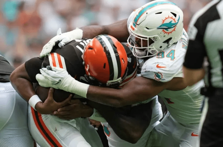 Christian Wilkins sacks Jacoby Brissett