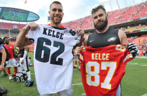 Travis Kelce e Jason Kelce, fratelli contro al Super Bowl