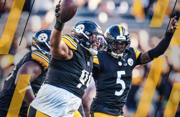 Giocatori dei Pittsburgh Steelers che festeggiano un turnover
