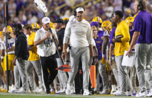 Lane Kiffin sulla sideline di LSU al Tiger Stadium