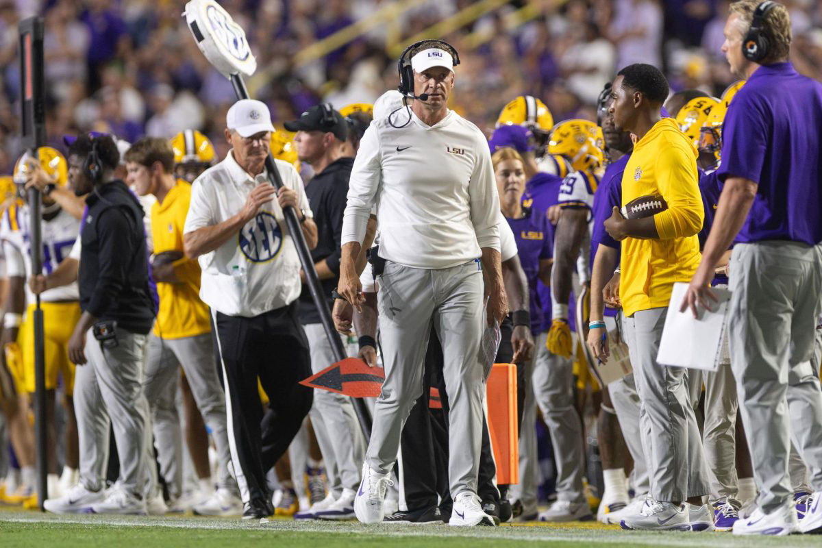 Lane Kiffin sulla sideline di LSU al Tiger Stadium