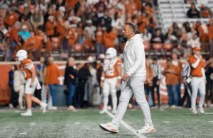 Steve Sarkisian al Royal-Memorial Stadium