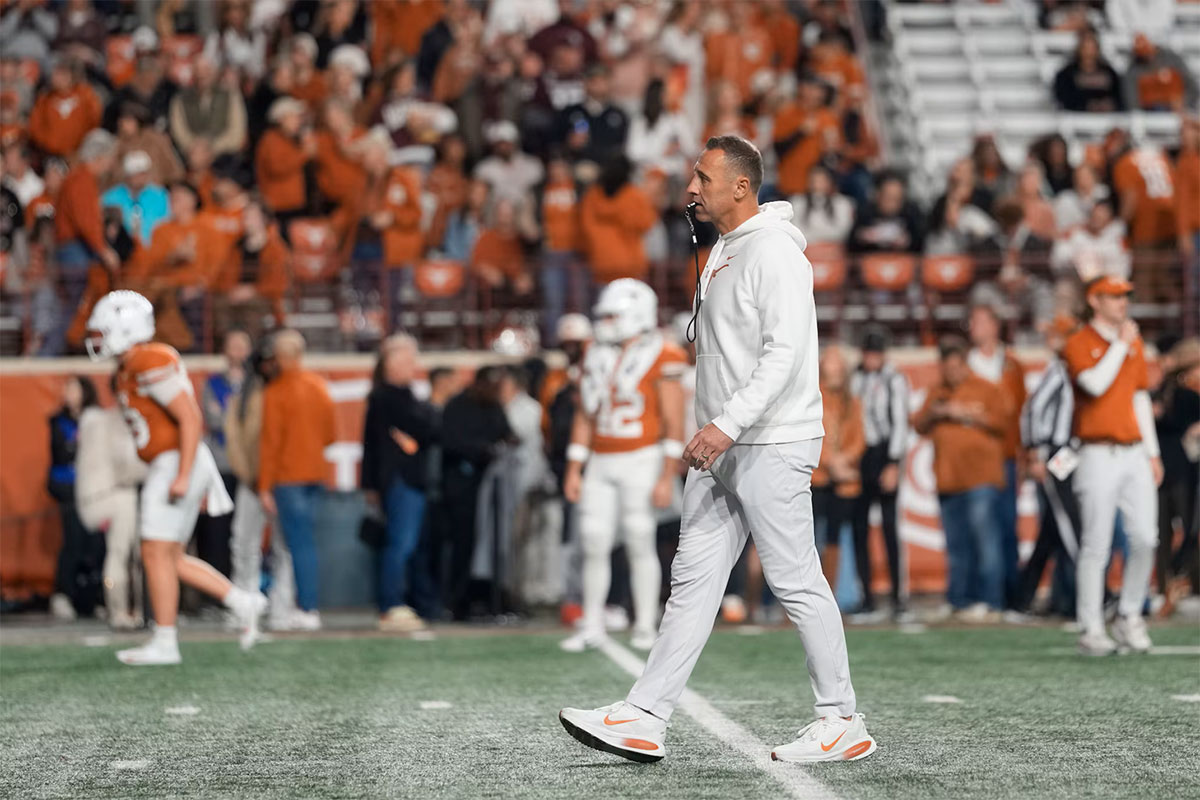 Steve Sarkisian al Royal-Memorial Stadium