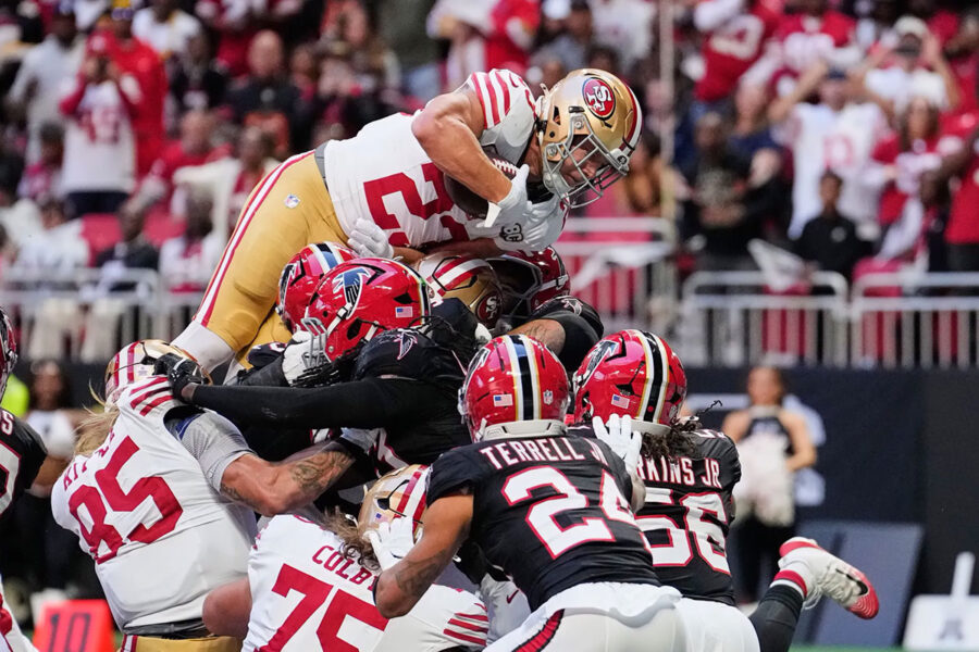 Christian McCaffrey in azione durante 49ers vs Falcons