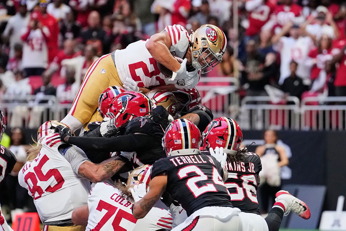 Christian McCaffrey in azione durante 49ers vs Falcons