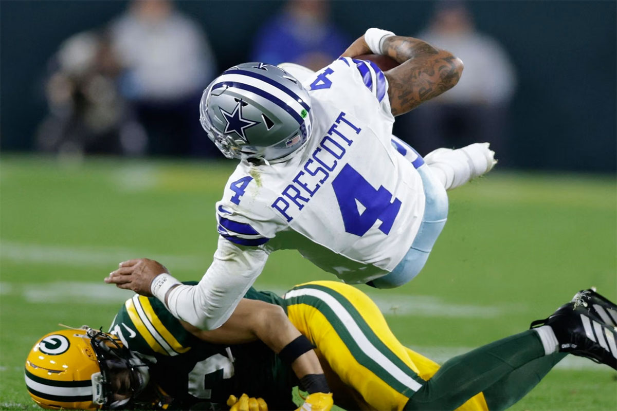 Evan Williams dei Green Bay Packers ferma Dak Prescott dei Dallas Cowboys