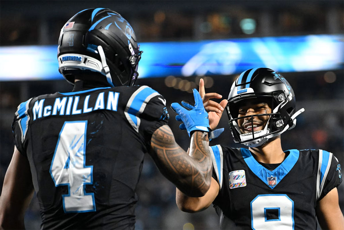 Young che esulta con McMillan dopo un touchdown