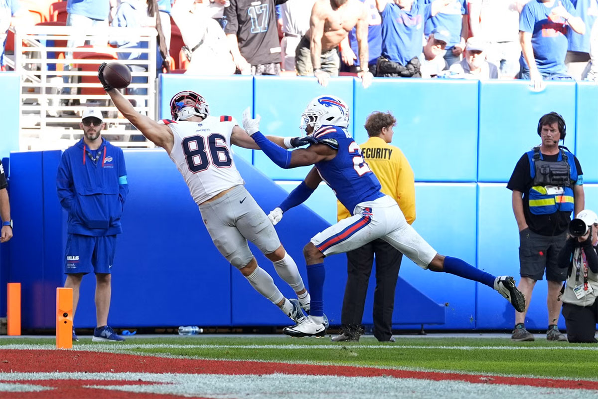 ricezione a una mano di Efton Chism in end zone a Buffalo
